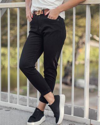 Mom jeany, Sluší téměř každé postavě. V černé barvě je navíc vynosíte na spoustu příležitostí 😍