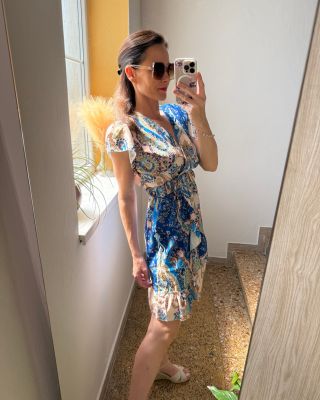 💙 Letní šaty Oriental Blue – elegance, která rozzáří každý den i slavnostní chvíle! Lehký a vzdušný materiál, pohodlný...