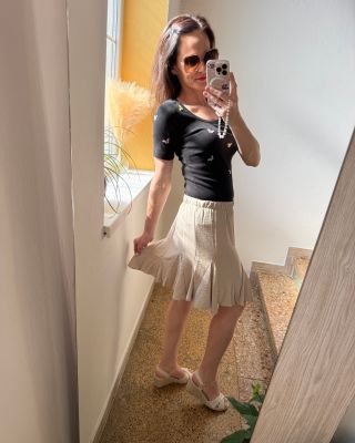 ✨ Novinka: Kolová sukně v béžové barvě! ✨ Univerzální kousek, který lichotí každé postavě a snadno ho sladíte s čímkoliv....